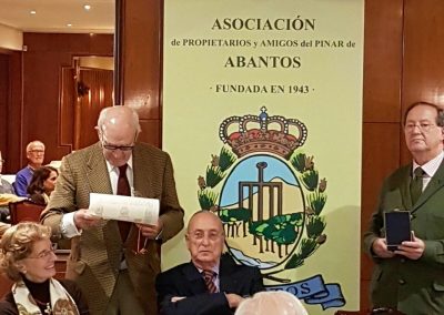 D. Juan Tamames, lee el acuerdo de la Junta general concediendo la Medalla de Honor.