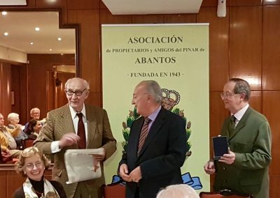 El Presidente Sr. Alcocer con D. Felipe  y el Sr. Juan Tamames, que entrega el diploma.