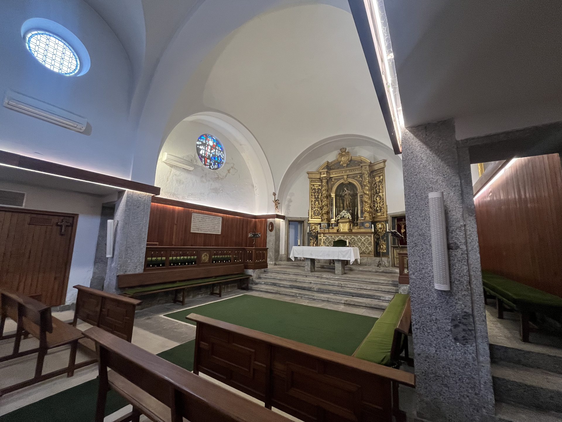Altar y retablo con vidriera y rosetón