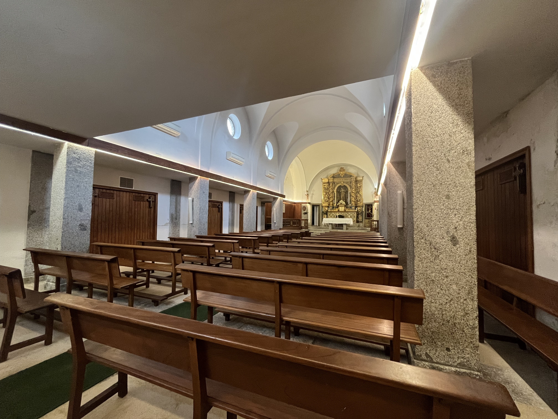 Nave lateral con bancos y vista al altar