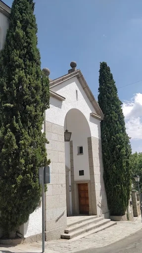 Entrada de la Capilla con cipreses