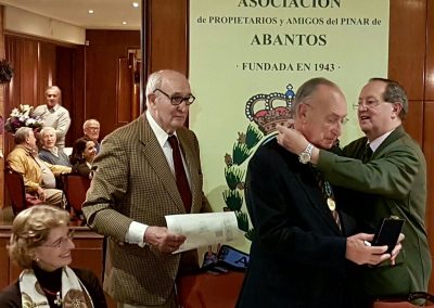 El Presidente impone a D. Felipe la Medalla de Honor, en presencia del Secretario General y Dª Paloma de Ramón Laca, esposa del Presidente.